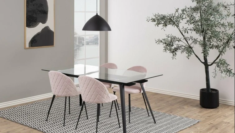 Jadalnia w stylu loft ze szklanym stołem i pikowanymi krzesłami