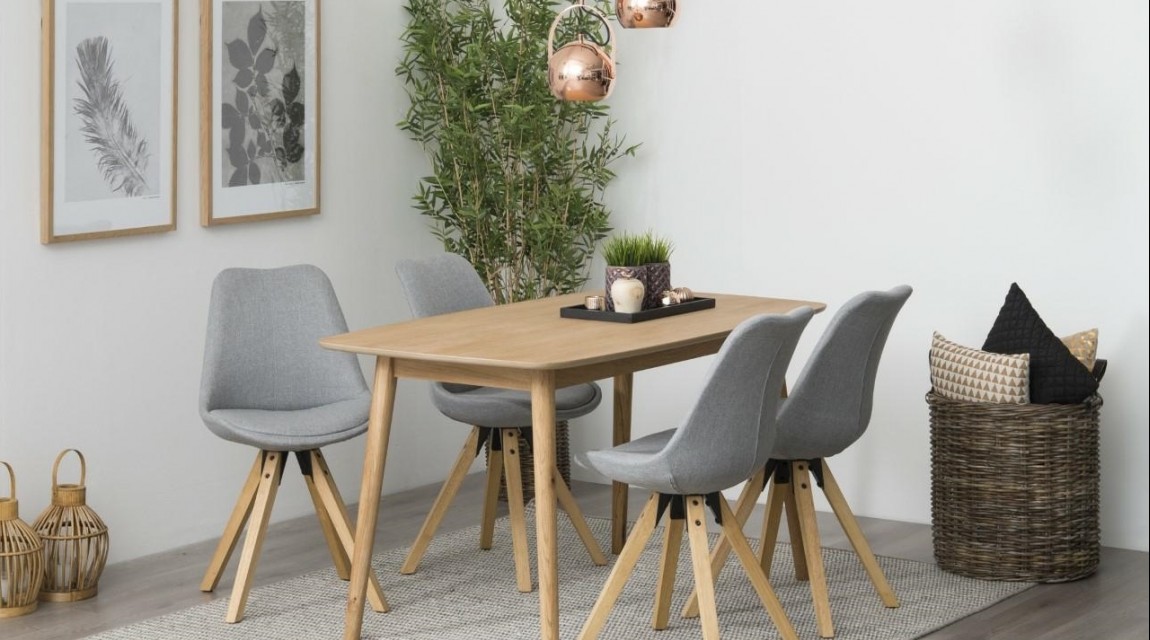 Skandynawska jadalnia z nierozkładanym stołem na czterech nogach i tapicerowanymi krzesłami szarymi