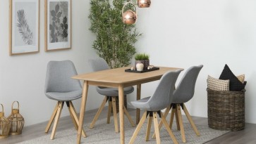 Skandynawska jadalnia z nierozkładanym stołem na czterech nogach i tapicerowanymi krzesłami szarymi