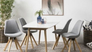Biały stół w stylu skandynawskim z krzesłami na skośnych nogach drewnianych