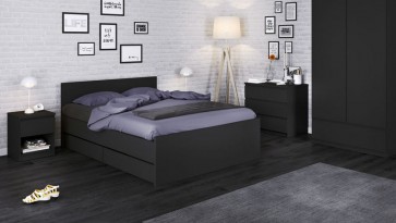 Czarne meble do sypialni z wygodnym łóżkiem uzupełnionym szafkami nocnymi oraz komoda z trzema szufladami