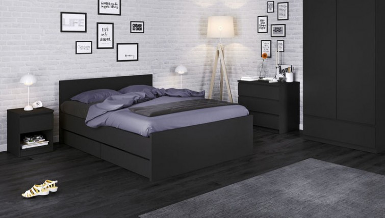 Czarne meble do sypialni z wygodnym łóżkiem uzupełnionym szafkami nocnymi oraz komoda z trzema szufladami