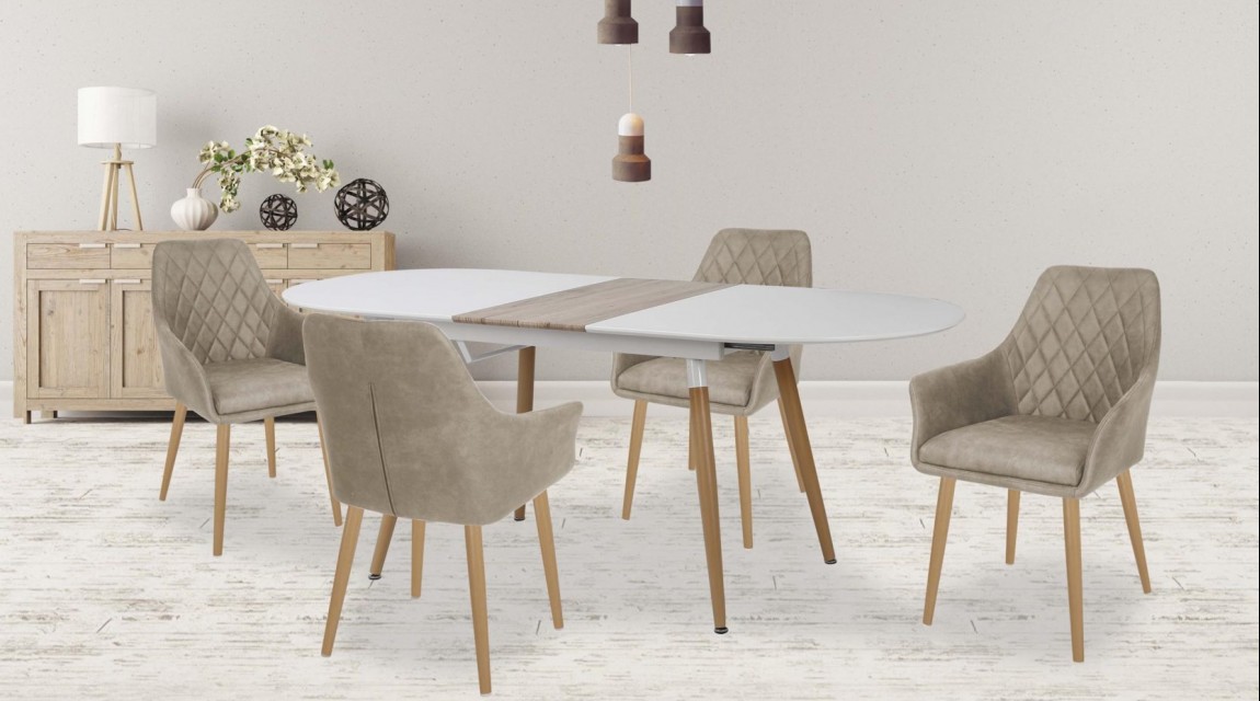 Rozkładany stół w zestawie z pikowanymi krzesłami w nowoczesnej jadalni z drewnianą komodą na tle szarej ściany