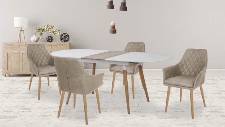 Rozkładany stół w zestawie z pikowanymi krzesłami w nowoczesnej jadalni z drewnianą komodą na tle szarej ściany