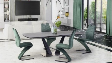 Welwetowe krzesła zielone z rozkładanym stołem na jednej nodze w jadalni z marmurową podłogą