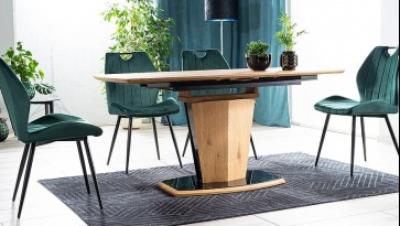 Drewnopodobny stół rozkładany w jadalni z zielonymi dodatkami