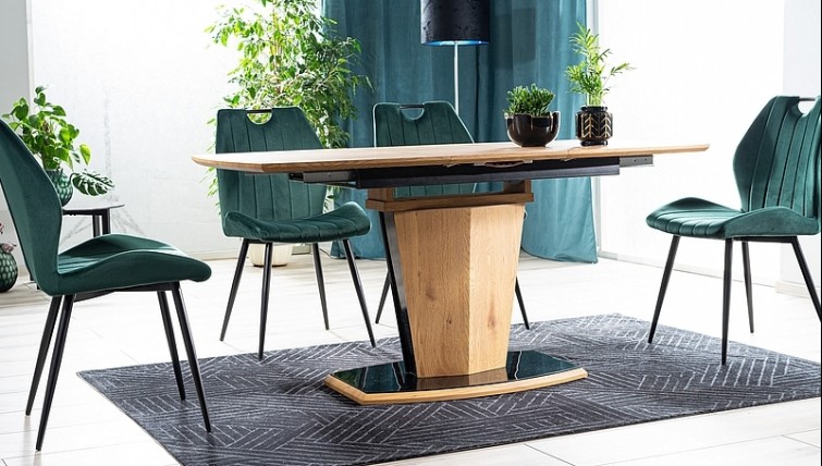 Drewnopodobny stół rozkładany w jadalni z zielonymi dodatkami