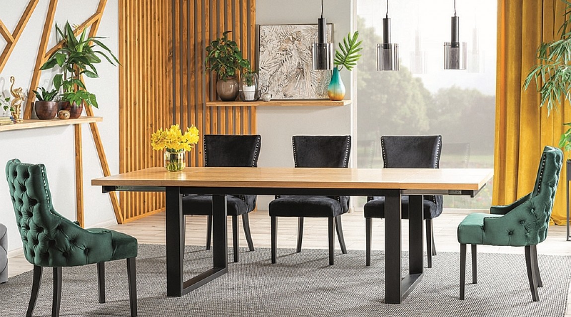 Stół w stylu industrialnym z pikowanymi krzesłami na czterech nogach