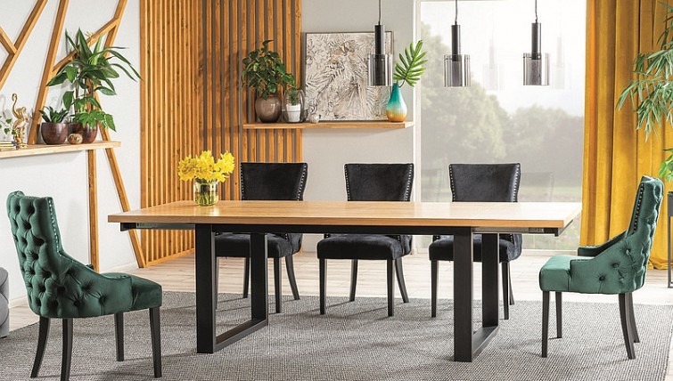 Stół w stylu industrialnym z pikowanymi krzesłami na czterech nogach