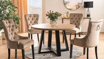 Okrągły stół w stylu industrialnym oraz pikowane krzesła z kołatką