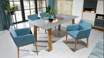 Skandynawska jadalnia z niebieskimi krzesłami i nierozkładanym stołem