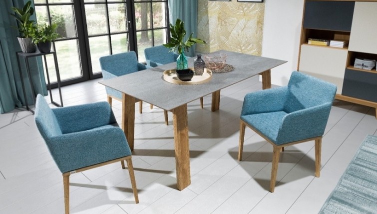 Skandynawska jadalnia z niebieskimi krzesłami i nierozkładanym stołem