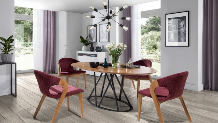 Loftowa jadalnia z owalnym stołem na designerskiej podstawie i drewnianymi krzesłami