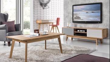 Zestaw drewnianych mebli salonowych w stylu skandynawskim
