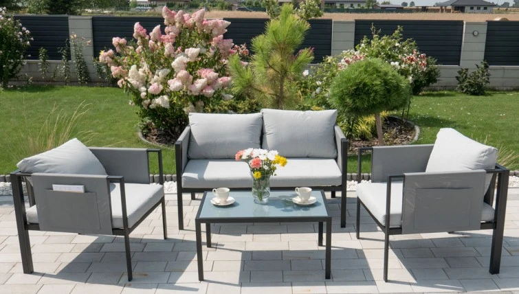 Zestaw metalowych mebli tarasowych - sofa, fotele i stolik kawowy