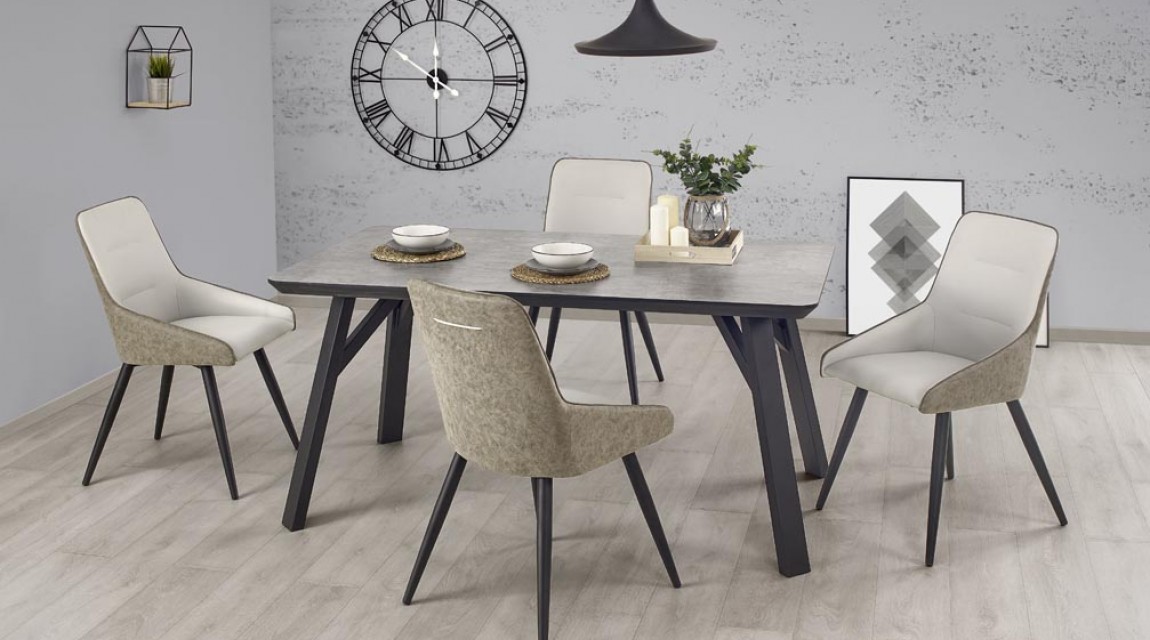 Zestaw skórzanych krzeseł ze stołem w aranżacji nowoczesnej jadalni z drewnianą podłogą i szarymi ścianami