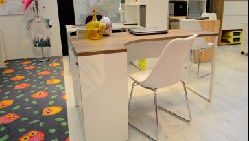 Białe biurko narożne z blatem w kolorze dąb sonoma imitującym naturalną strukturę drewna