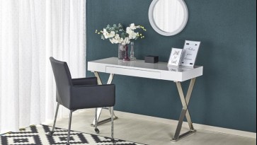Białe biurko lakierowane z szufladą i czarne krzesło ze skóry ekologicznej na kółkach