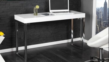Białe lakierowane biurko na płozach z pogrubianym blatem w domowym kąciku do pracy