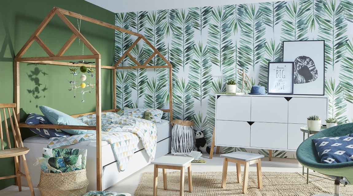 Zestaw mebli z łóżkiem w kształcie domku w nowoczesnym pokoju dziecięcym z zielonymi ścianami