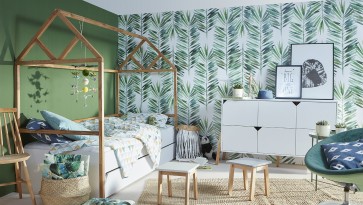 Zestaw mebli z łóżkiem w kształcie domku w nowoczesnym pokoju dziecięcym z zielonymi ścianami
