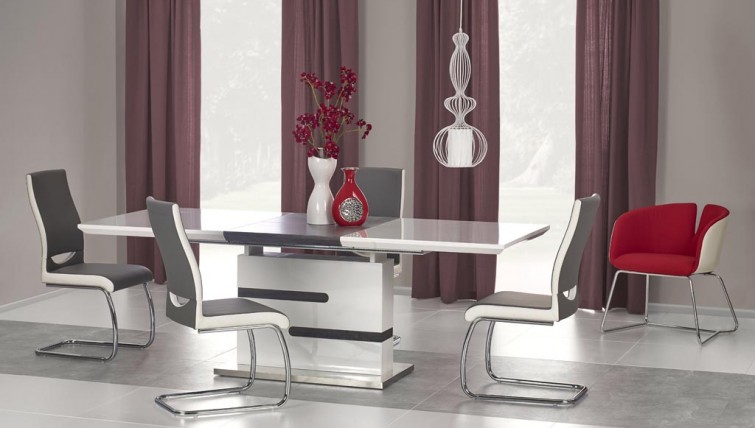 4-osobowy zestaw z rozkładanym stołem i krzesłami w jadalni z dwoma oknami w towarzystwie bordowych zasłon i modnego fotela
