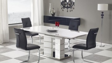 Biały stół rozkładany z lakierowanym blatem na ozdobnej nodze w zestawie z krzesłami na płozach ze skóry ekologicznej