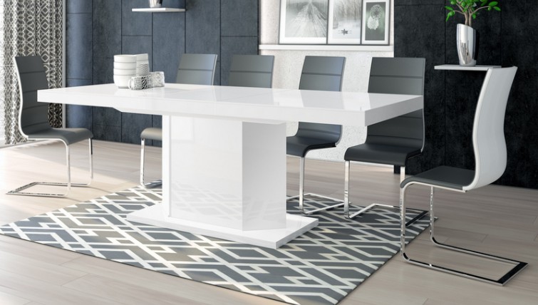 Biały stół w wysokim połysku z czarnymi krzesłami ze skóry ekologicznej w nowoczesnej jadalni z drewnianą podłogą