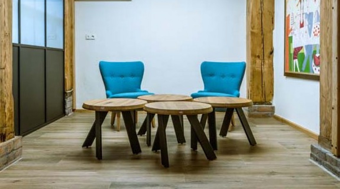 Okrągłe stoliki z drewnianym blatem w stylu industrialnym na metalowych nogach