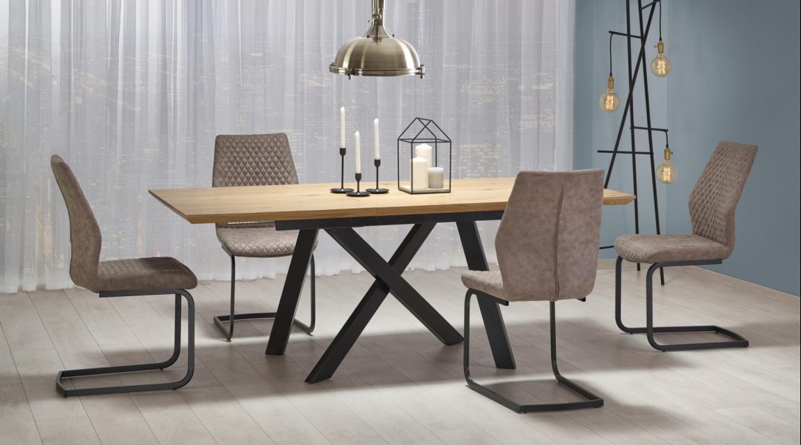 Rozkładany stół na metalowych nogach w zestawie z tapicerowanymi krzesłami w jadalnianej aranżacji