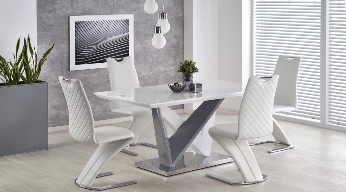 Biały stół z lakierowanym blatem w towarzystwie skórzanych krzeseł w nowoczesnej jadalni z dużym obrazem i żaluzjami