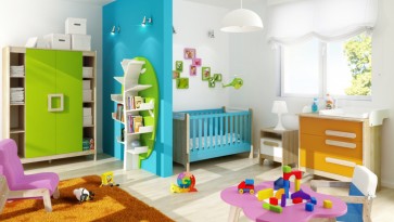 Zestaw do pokoju dziecięcego z niebieskim łóżeczkiem i dwudrzwiową szafą z dużą ilością półek