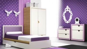 Łóżko z ozdobnym tapicerowanym wezgłowiem oraz komody i dwudrzwiowa szafa z szufladą