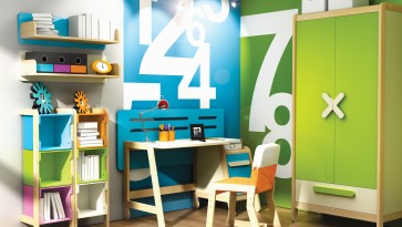 Zestaw kolorowych mebli z dwudrzwiową szafą biurkiem z tapicerowanym krzesłem oraz regałami