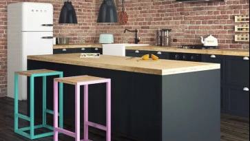Hokery w stylu industrialnym z drewnianym siedziskiem ustawione przy wyspie kuchennej