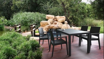Meble ogrodowe z dużym stołem obiadowym oraz krzesłami z podłokietnikami