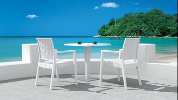 Białe tarasowe krzesła z podłokietnikami oraz stolik kawowy z kwadratowym blatem