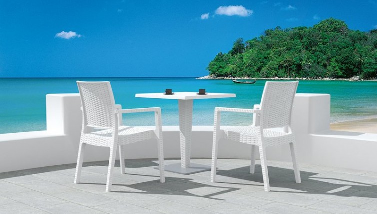 Białe tarasowe krzesła z podłokietnikami oraz stolik kawowy z kwadratowym blatem