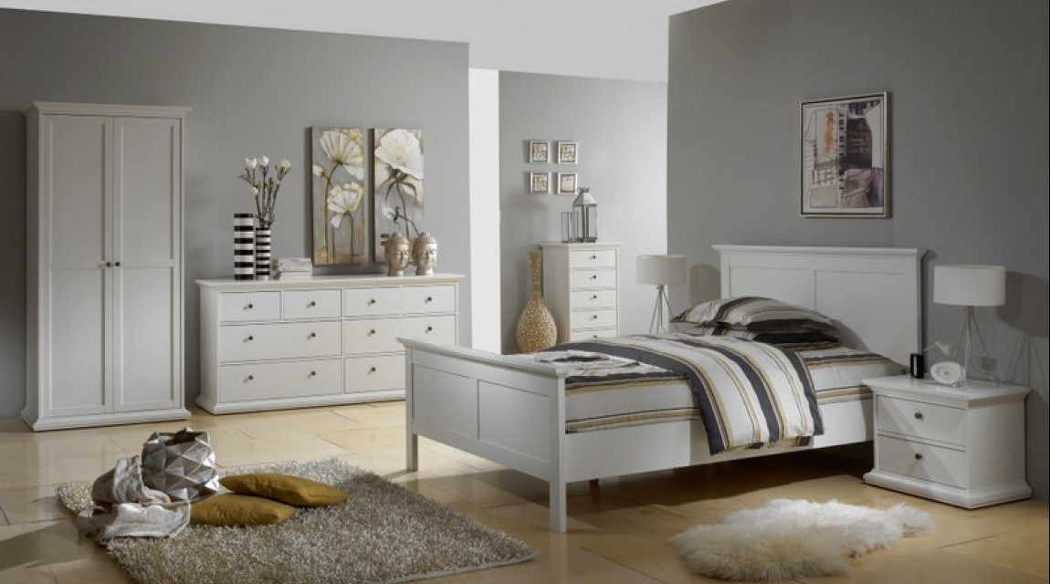 Komplet białych mebli do sypialni z komodami oraz dwudrzwiową szafą i łóżkiem z wysokim wezgłowiem