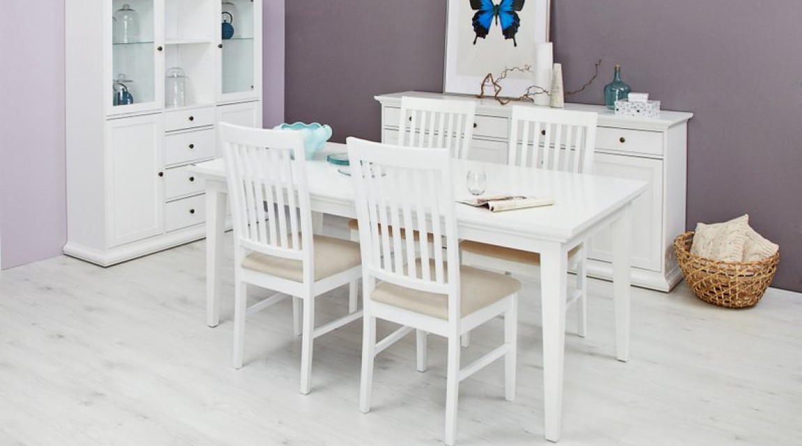 Komplet białych mebli do jadalni z kredensem oraz rozkładanym stołem i drewnianymi krzesłami