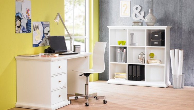 Białe biurko z szufladami oraz otwarty regał półkowy w stylu prowansalskim