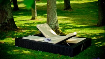Ekskluzywne łóżko dwuosobowe z regulacjami w zalesionym ogrodzie ustawione w cieniu drzew