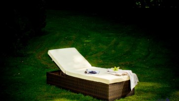 Łóżko z regulowanym oparciem i miękkim materacem w przydomowym ogrodzie