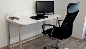 Skandynawskie biurko z zabudowanym tyłem i sosnową podstawą w formie płóz