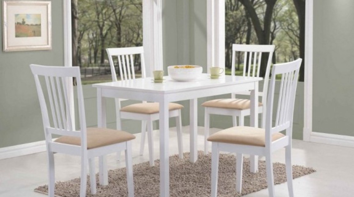 Biały nierozkładany stół do jadalni i krzesła bez podłokietników z tapicerowanymi siedziskami