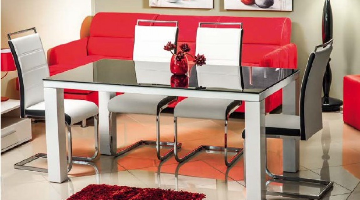 Krzesła tapicerowane ekoskórą na metalowych płozach i stół z połyskującym blatem
