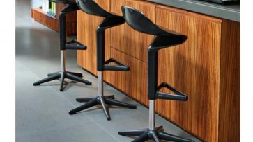 Czarne stołki barowe z tworzywa sztucznego wyposażone w regulację wysokości siedziska i podnóżek