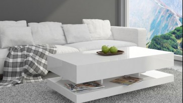 Biały stolik z półką z wysokopołyskowej płyty akrylowej w nowoczesnym salonie z białym wypoczynkiem