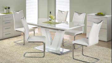 Rozkładany stół z lakierowanym blatem i krzesła w jadalni z dużym dywanem i dwoma białymi komodami