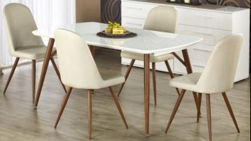 Stół z rozkładanym blatem w wysokim połysku i krzesła tapicerowane kremową skórą ekologiczną